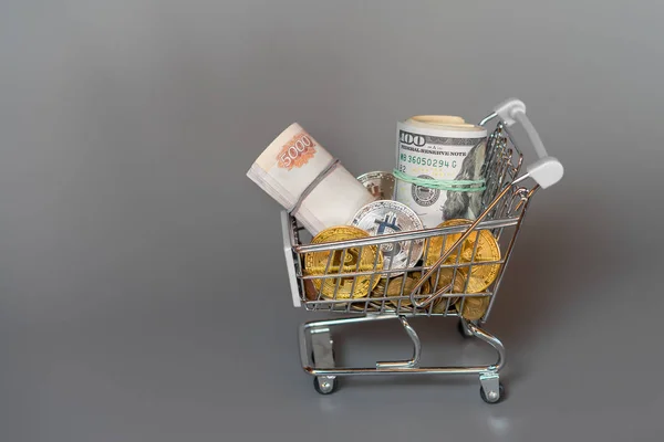 Carrito de compras lleno de dinero dólar bitcoin rublo — Foto de Stock