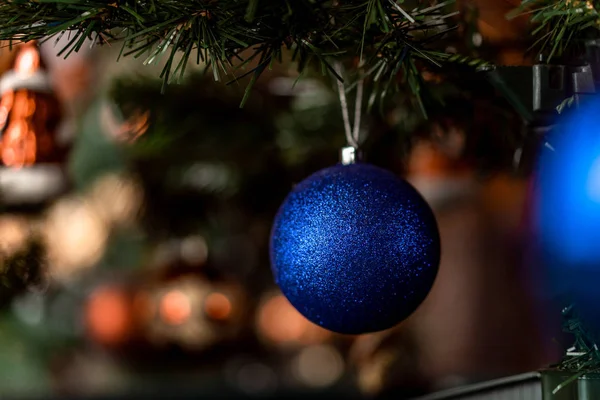 Çamın dalları ile şenlikli arka plan asılı Noel mavi top