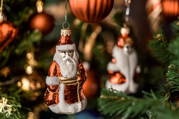 Çamın dalları ile şenlikli arka plan asılı Noel Noel Baba
