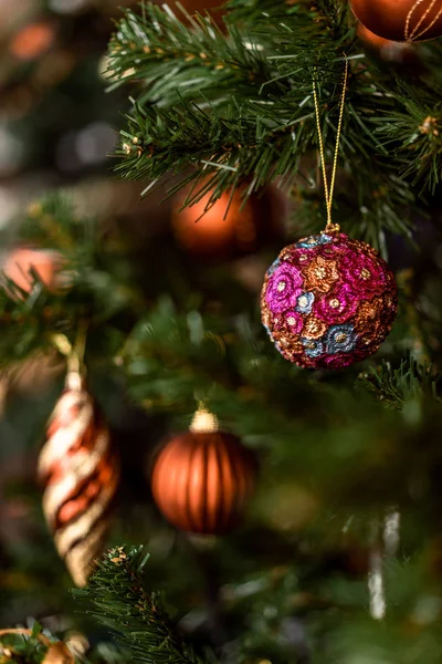 Çamın dalları ile şenlikli arka plan asılı Noel top