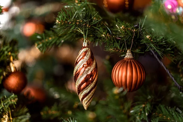 Çamın dalları ile şenlikli arka plan asılı Noel kahverengi ve altın mum