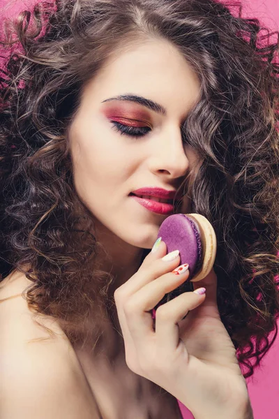 Güzellik moda modeli kız renkli manikür ile yemek renkli macaroons