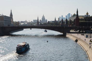 Büyük taş köprü görünümü