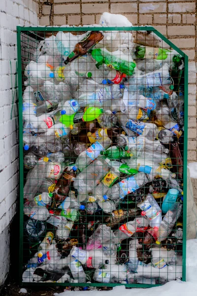 Bir çöp bidonuna plastik şişelerde