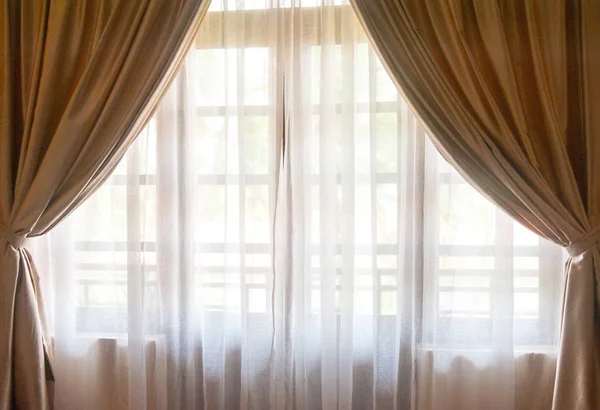 Yatak odasında pencerede boş perde iç dekorasyon