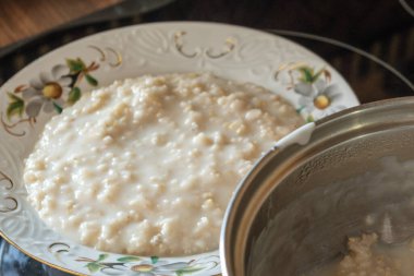 Sabah kahvaltısı mutfağı taze doğal yulaf ezmesi