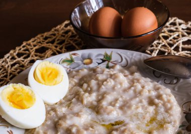 Sabah kahvaltısı taze doğal yemek yulaf ezmesi ve haşlanmış yumurta.