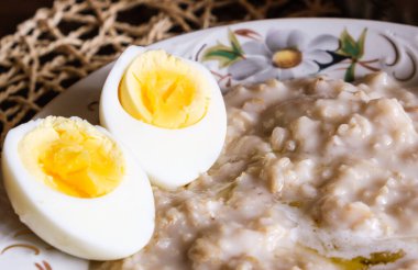 Sabah kahvaltısı taze doğal yemek yulaf ezmesi ve haşlanmış yumurta.