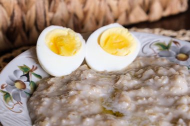 Sabah kahvaltısı taze doğal yemek yulaf ezmesi ve haşlanmış yumurta.