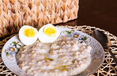 Sabah kahvaltısı taze doğal yemek yulaf ezmesi ve haşlanmış yumurta.