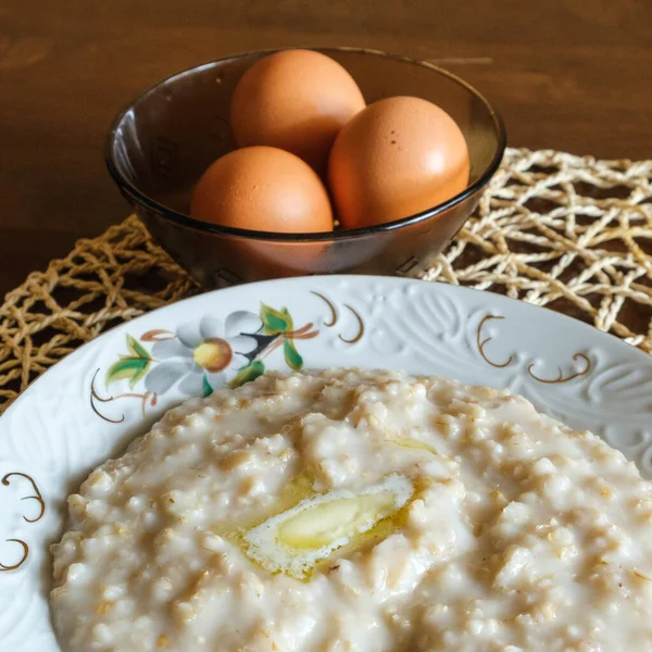 Sabah kahvaltısı taze doğal yemek yulaf ezmesi ve haşlanmış yumurta.