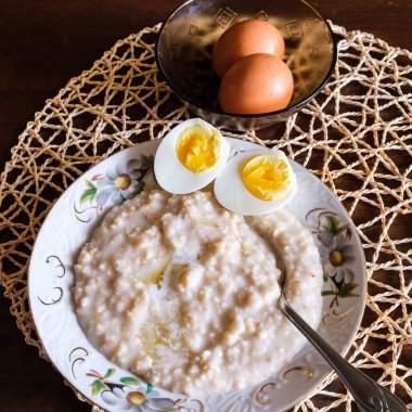 Sabah kahvaltısı taze doğal yemek yulaf ezmesi ve haşlanmış yumurta.