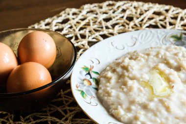 Sabah kahvaltısı taze doğal yemek yulaf ezmesi ve haşlanmış yumurta.