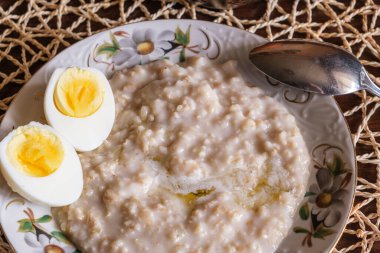 Sabah kahvaltısı taze doğal yemek yulaf ezmesi ve haşlanmış yumurta.