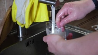 Mutfakta temizleyici cam solucanı suyu. 