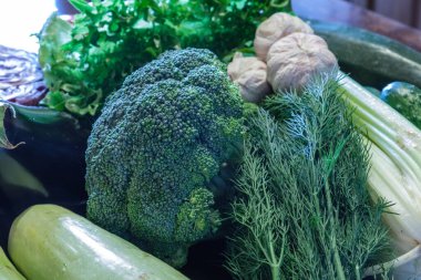 Türlü yeşil taze sebzeler sağlıklı yiyecekler yapar.