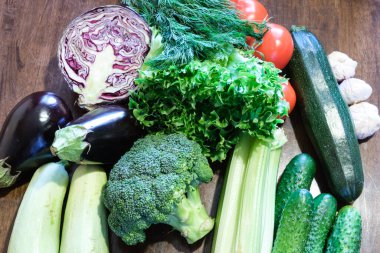 Yeşil taze sebzeleri karıştırın. Sağlıklı yemek yapın.