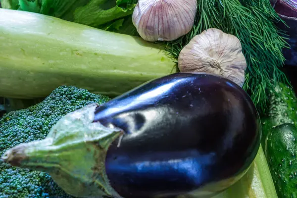 Yeşil taze sebzeleri karıştırın. Sağlıklı yemek yapın.
