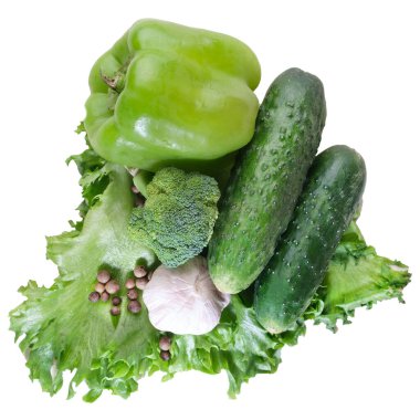 Beyaz arka planda izole edilmiş taze patlıcanlı kabak sarımsaklı salatalık.