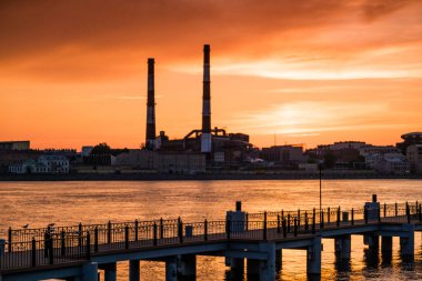 Yaz akşamında nehir ve köprünün üstünde gün batımı