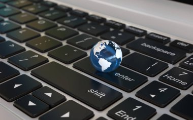 Laptop klavyesindeki dünya, dünya haberleri, küreselleşme kavramı, 3D yorumlama