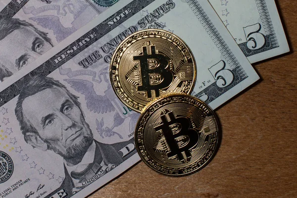 Beş dolarlık banknot üzerinde Bitcoin. Ticaret kavramı