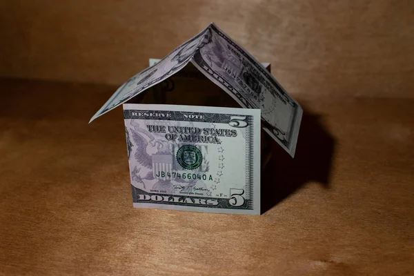 Beş dolarlık ürün reçetelerinin yapılmış bir ev. Ahşap arka plan.