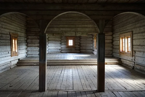 Ahşap kemer kapalı. Güneşli renk tarafından aydınlatılmış.