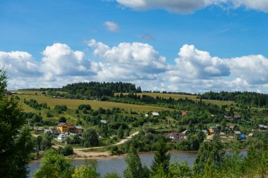 Yaz manzara nehir ve bulutlar. Ülkenin peyzaj.