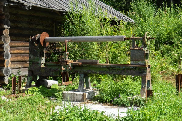 Eski Sanayi makinesi bir çiftlikte. Paslı metal ekipmanları.