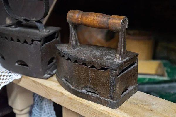 Antika demir eski bir evde. Demir kömür Isıtma.