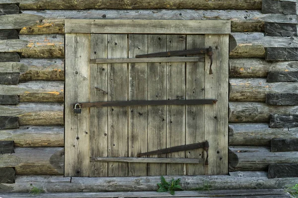 Fienile abbandonato porta in legno vintage. Vecchia foto di ingresso casa rustica — Foto Stock