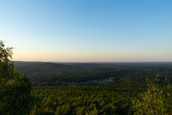 Landskap. Resor. Utsikt över berg och fält. — Stockfoto