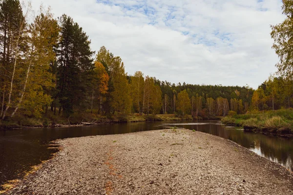 Paisagem panorâmica com lago florestal no dia de outono . — Fotografia de Stock