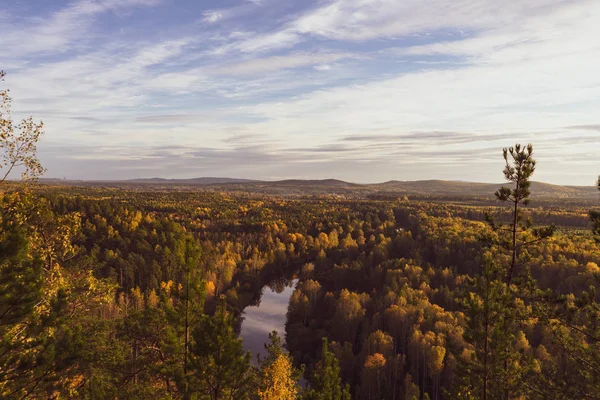 Panoramautsikt över landskapet med skogssjö i höstdag. — Stockfoto