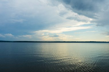 Büyük bulutların altında büyük bir nehir akar.