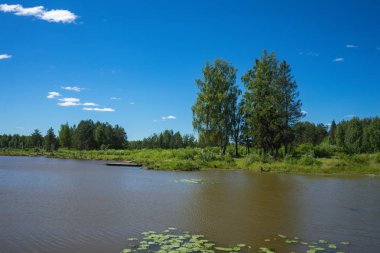 Yaz manzara nehir ve bulutlar. Lirası.