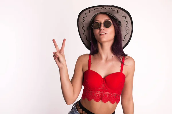 Dolar işareti üzerine çizilen gözlük ile kız.