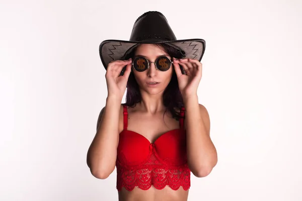 Dolar işareti üzerine çizilen gözlük ile kız.