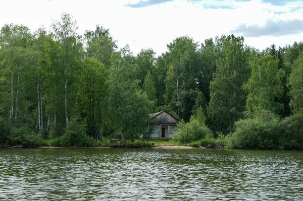 Abandoned house on the lake. Shooting from a boat. — Stock Photo, Image