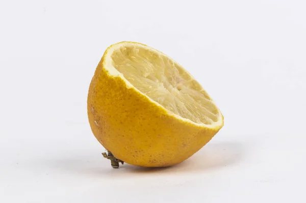 半分熟したレモン — ストック写真