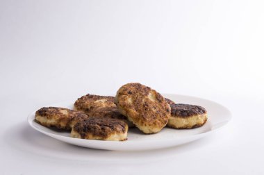 Bir tabak Kızarmış peynirli kek