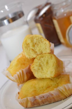 Kahvaltıda tatlı pasta kuru üzümlü kek