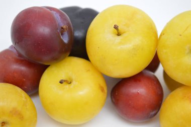 taze erik meyve gıda