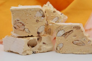 İtalyan tatlı pasta beyaz torrone badem ve şeker ile