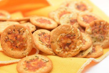 İtalyan meze Aperatif kraker pizza whit domates peynir soğan origan tipik Aperatif yiyecek