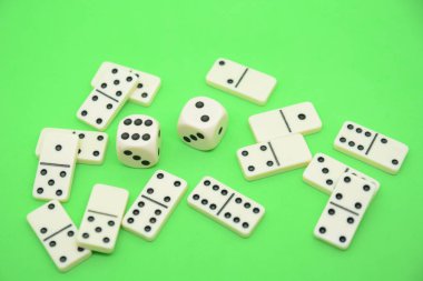 Tablo servet şanslı oyuncu casino üzerinde domino oyunu