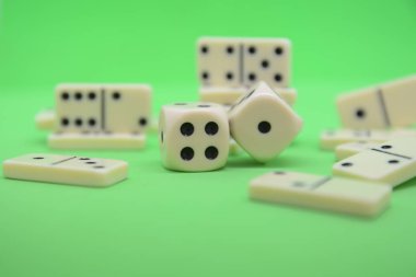 Tablo servet şanslı oyuncu casino üzerinde domino oyunu