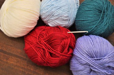 Yün texill giyim elbise el yapımı yün renkli topları iş renkler kırmızı beyaz mavi moda