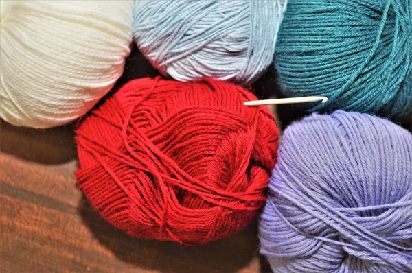 Yün texill giyim elbise el yapımı yün renkli topları iş renkler kırmızı beyaz mavi moda